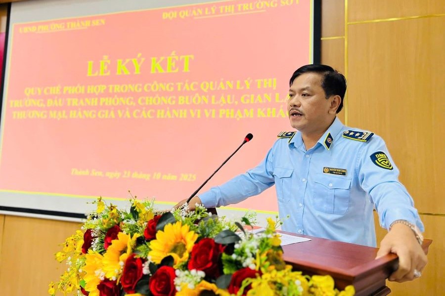 Chi cục trưởng Chi cục QLTT H&agrave; Tĩnh Nguyễn Đ&igrave;nh Khoa nhấn mạnh vai tr&ograve; của ch&iacute;nh quyền cơ sở trong c&ocirc;ng t&aacute;c quản l&yacute; thị trường, ph&ograve;ng chống bu&ocirc;n lậu, gian lận thương mại v&agrave; h&agrave;ng giả tại buổi lễ k&yacute; kết Quy chế phối hợp với UBND phường Th&agrave;nh Sen