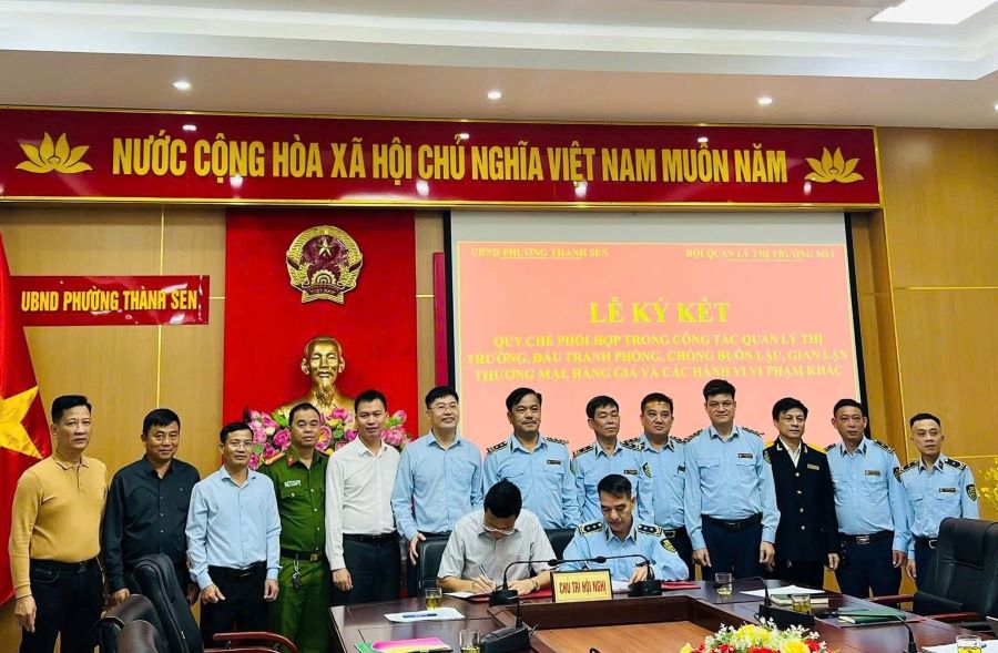 Đội QLTT số 1 tổ chức k&yacute; kết Quy chế phối hợp với UBND c&aacute;c x&atilde;, phường tr&ecirc;n địa b&agrave;n quản l&yacute;, nhằm tăng cường c&ocirc;ng t&aacute;c kiểm tra, kiểm so&aacute;t thị trường v&agrave; xử l&yacute; vi phạm.