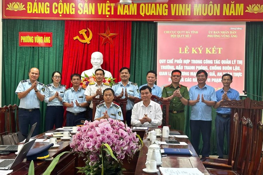 Đội QLTT số 3 tổ chức k&yacute; kết Quy chế phối hợp với UBND c&aacute;c x&atilde;, phường tr&ecirc;n địa b&agrave;n quản l&yacute;, g&oacute;p phần n&acirc;ng cao hiệu quả c&ocirc;ng t&aacute;c quản l&yacute; thị trường từ cơ sở