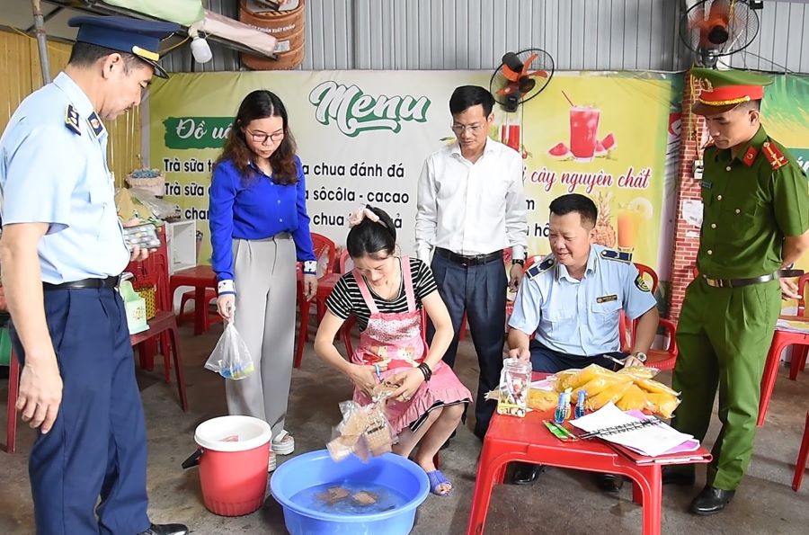Lực lượng QLTT H&agrave; Tĩnh phối hợp với lực lượng chức năng địa phương tăng cường kiểm tra v&agrave; xử l&yacute; c&aacute;c vụ việc vi phạm li&ecirc;n quan đến h&agrave;ng h&oacute;a kh&ocirc;ng r&otilde; nguồn gốc, h&agrave;ng giả, h&agrave;ng k&eacute;m chất lượng