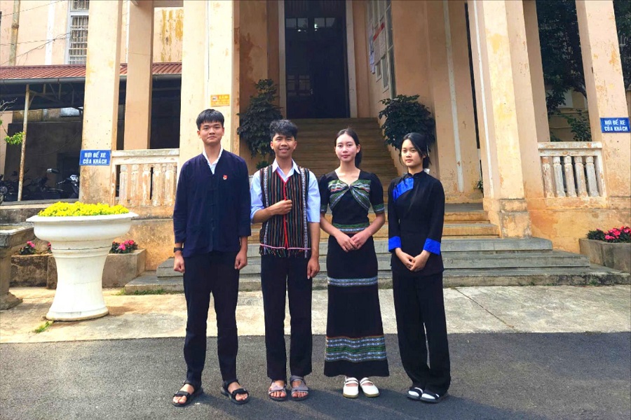 Hai học sinh Cil Mup Ha L&ecirc; Quốc v&agrave; Ka Hoe (đứng giữa) Trường Phổ th&ocirc;ng D&acirc;n tộc Nội tr&uacute; THCS v&agrave; THPT tỉnh L&acirc;m Đồng đại diện cho thế hệ trẻ chuẩn bị được kết nạp Đảng