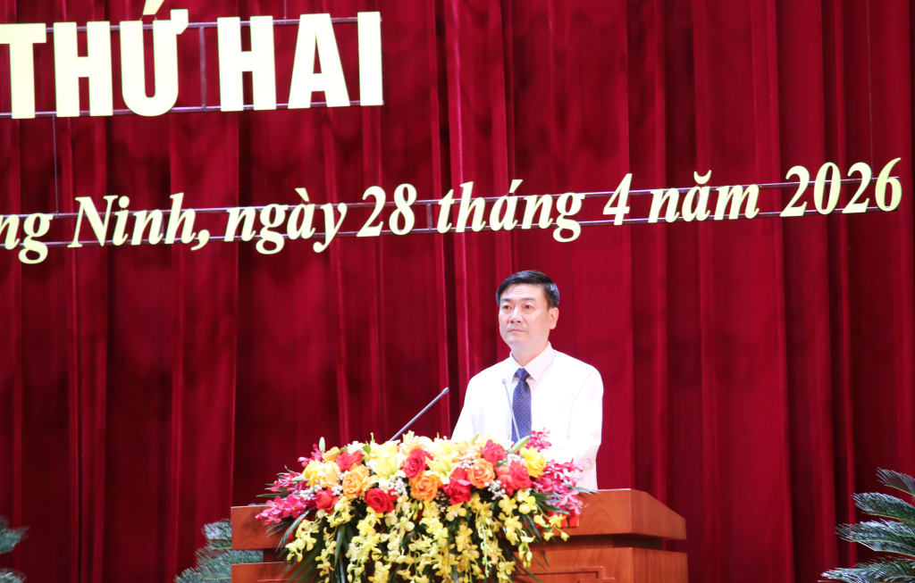 &Ocirc;ng Đỗ Xu&acirc;n Điệp, Gi&aacute;m đốc Sở X&acirc;y dựng Quả tr&igrave;nh b&agrave;y t&oacute;m tắt Tờ tr&igrave;nh dự thảo Nghị quyết th&ocirc;ng qua Đề &aacute;n ph&acirc;n loại đ&ocirc; thị tỉnh Quảng Ninh đạt ti&ecirc;u ch&iacute; đ&ocirc; thị loại I