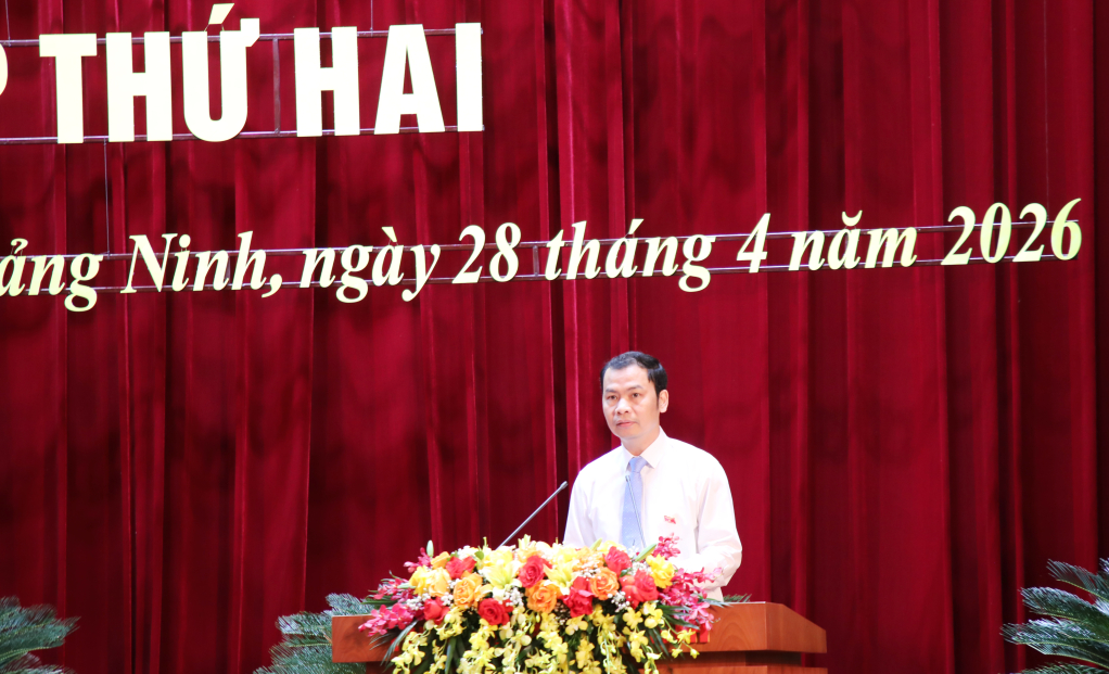 &Ocirc;ng Phạm Hồng Bi&ecirc;n, Gi&aacute;m đốc Sở T&agrave;i Ch&iacute;nh tr&igrave;nh b&agrave;y t&oacute;m tắt 3 tờ tr&igrave;nh tại kỳ họp