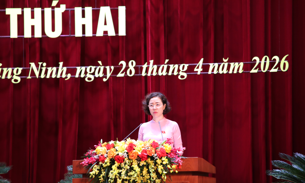 B&agrave; Vũ Thị Mai Anh, Gi&aacute;m đốc Sở Nội vụ tr&igrave;nh b&agrave;y t&oacute;m tắt Tờ tr&igrave;nh dự thảo Nghị quyết quy định tỷ lệ phần trăm (%) chi ph&iacute; quản l&yacute; thực hiện ch&iacute;nh s&aacute;ch ưu đ&atilde;i người c&oacute; c&ocirc;ng với c&aacute;ch mạng tr&ecirc;n địa b&agrave;n tỉnh Quảng Ninh