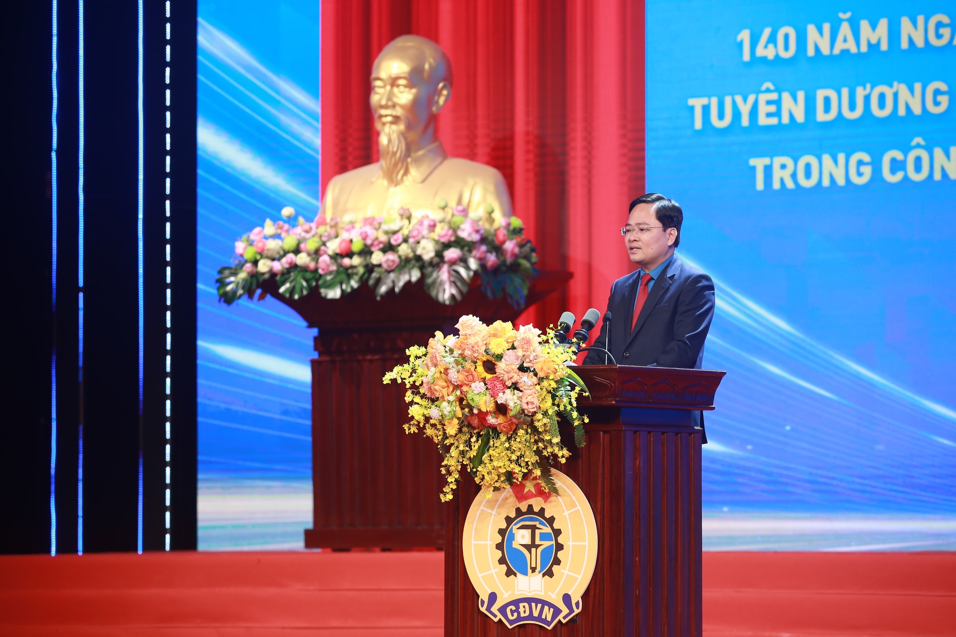 Đồng ch&iacute; Nguyễn Anh Tuấn - Chủ tịch Tổng Li&ecirc;n đo&agrave;n Lao động Việt Nam đọc diễn văn tại Lễ kỷ niệm. (Ảnh: congly.vn)