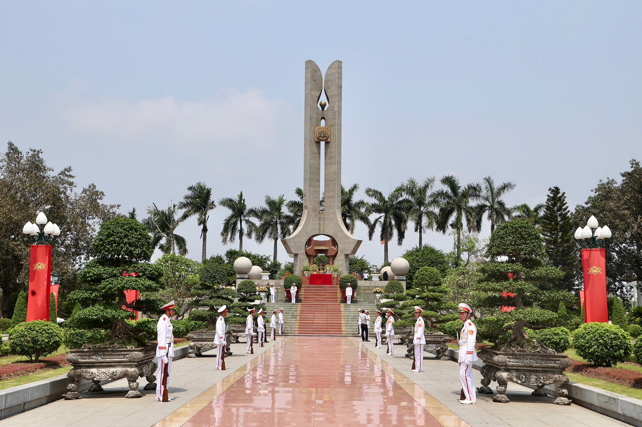 Đ&agrave;i tưởng niệm c&aacute;c Anh h&ugrave;ng liệt sỹ th&agrave;nh phố v&agrave; Tượng đ&agrave;i đồng ch&iacute; Nguyễn Đức Cảnh trong khu&ocirc;n vi&ecirc;n Cung Văn h&oacute;a Lao động Hữu nghị Việt - Tiệp.