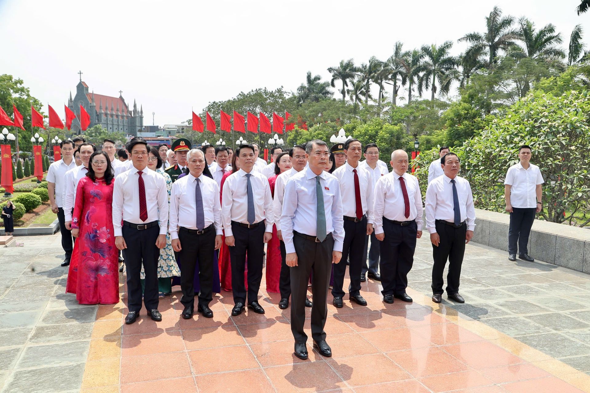 Thủ tướng Ch&iacute;nh phủ L&ecirc; Minh Hưng c&ugrave;ng Đo&agrave;n đại biểu l&atilde;nh đạo th&agrave;nh phố d&acirc;ng hương.