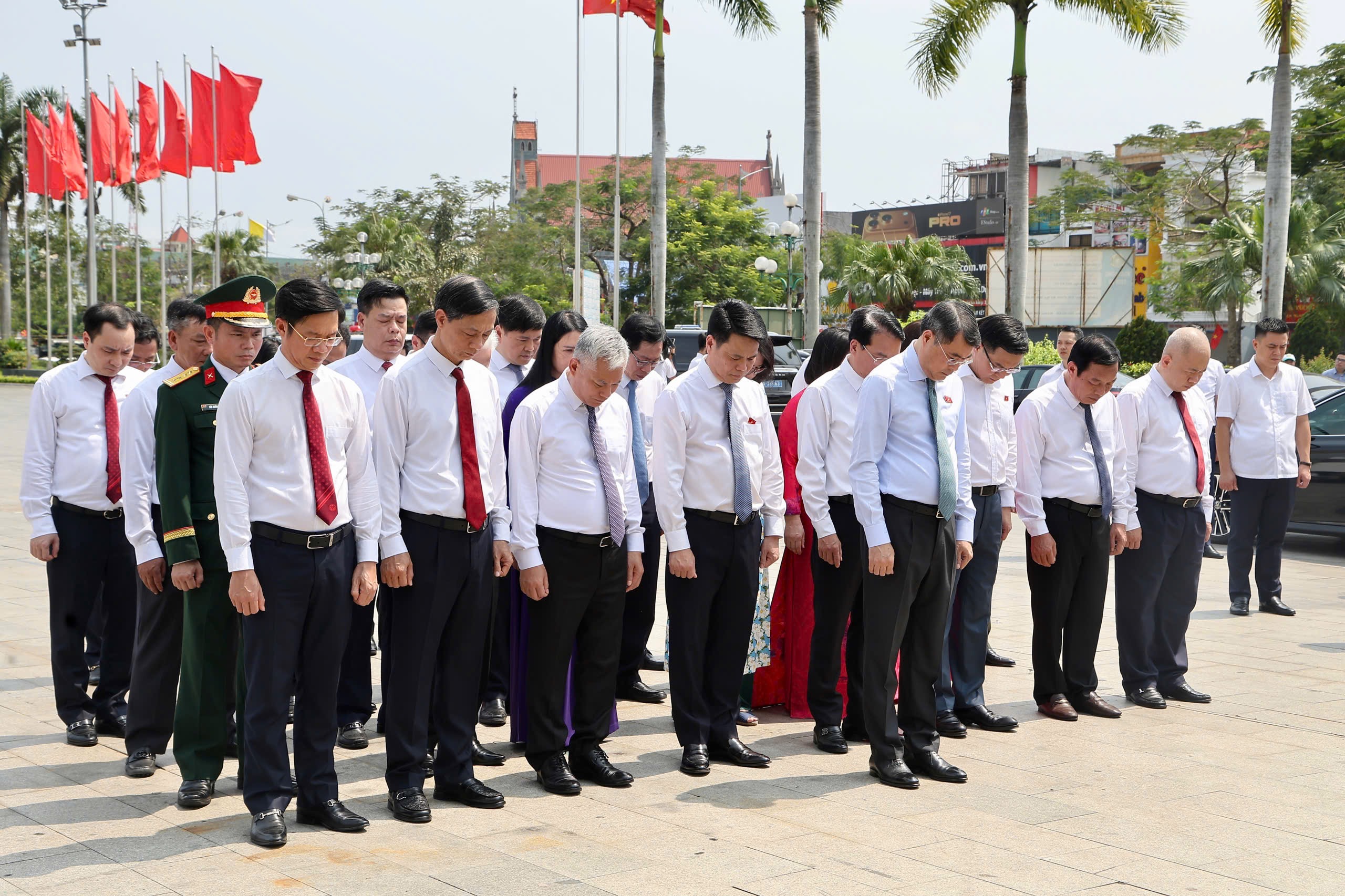 Thủ tướng Chính phủ Lê Minh Hưng dâng hương tại Đài tưởng niệm các Anh hùng liệt sỹ thành phố Hải Phòng