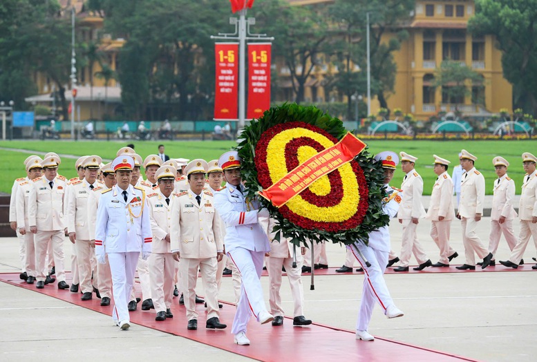 Đo&agrave;n đại biểu Đảng ủy C&ocirc;ng an Trung ương - Bộ C&ocirc;ng an đến đặt v&ograve;ng hoa, v&agrave;o Lăng viếng Chủ tịch Hồ Ch&iacute; Minh - Ảnh: VGP/Nhật Bắc