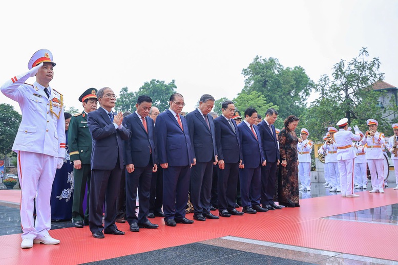 Đo&agrave;n đại biểu l&atilde;nh đạo Đảng, Nh&agrave; nước tới đặt v&ograve;ng hoa, d&acirc;ng hương tưởng niệm c&aacute;c Anh h&ugrave;ng liệt sĩ tại Đ&agrave;i Tưởng niệm c&aacute;c Anh h&ugrave;ng liệt sĩ tr&ecirc;n đường Bắc Sơn - Ảnh: VGP/Nhật Bắc
