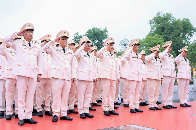 Đo&agrave;n đại biểu Đảng ủy C&ocirc;ng an Trung ương - Bộ C&ocirc;ng an d&acirc;ng hương tưởng niệm c&aacute;c Anh h&ugrave;ng liệt sĩ tại Đ&agrave;i Tưởng niệm c&aacute;c Anh h&ugrave;ng liệt sĩ tr&ecirc;n đường Bắc Sơn - Ảnh: VGP/Nhật Bắc