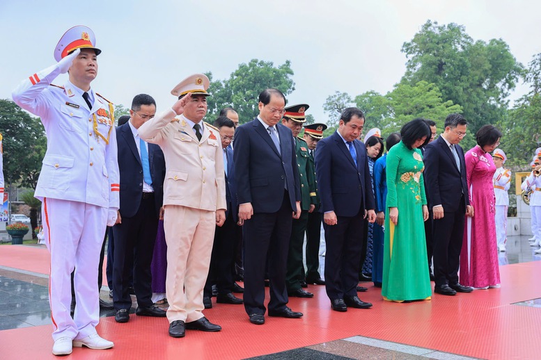Đo&agrave;n đại biểu Th&agrave;nh ủy, HĐND, UBND th&agrave;nh phố H&agrave; Nội d&acirc;ng hương tưởng niệm c&aacute;c Anh h&ugrave;ng liệt sĩ tại Đ&agrave;i Tưởng niệm c&aacute;c Anh h&ugrave;ng liệt sĩ tr&ecirc;n đường Bắc Sơn - Ảnh: VGP/Nhật Bắc
