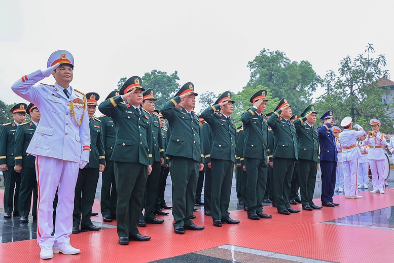 Đo&agrave;n đại biểu Qu&acirc;n ủy Trung ương - Bộ Quốc ph&ograve;ng d&acirc;ng hương tưởng niệm c&aacute;c Anh h&ugrave;ng liệt sĩ tại Đ&agrave;i Tưởng niệm c&aacute;c Anh h&ugrave;ng liệt sĩ tr&ecirc;n đường Bắc Sơn - Ảnh: VGP/Nhật Bắc