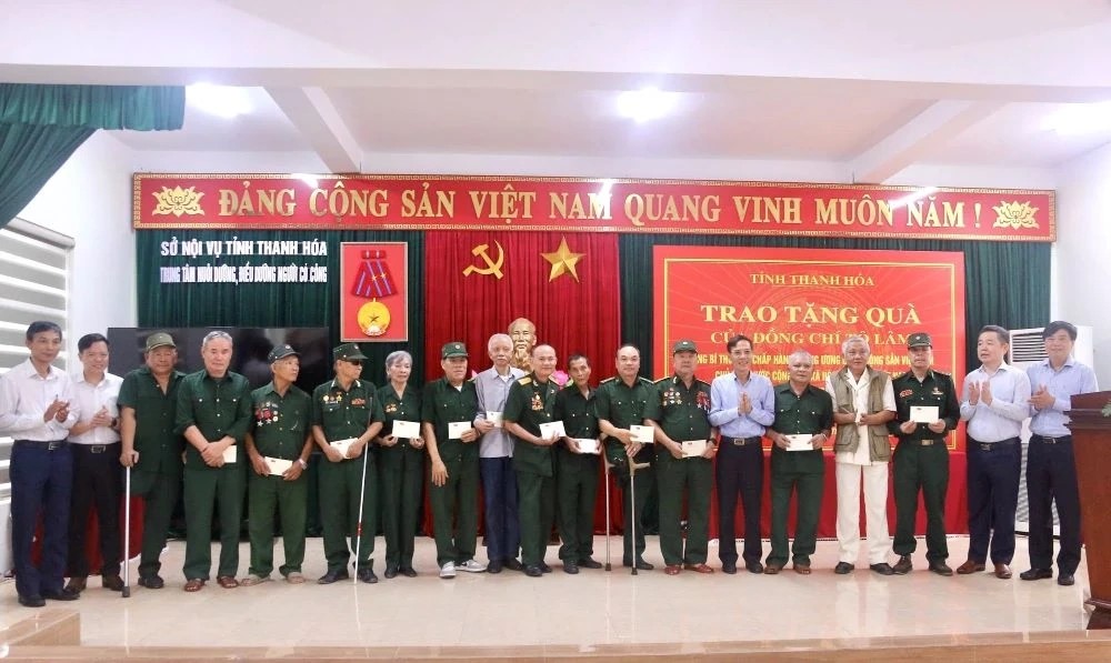 Trao quà cho người có công tại Trung tâm Nuôi dưỡng, điều dưỡng người có công Thanh Hóa
