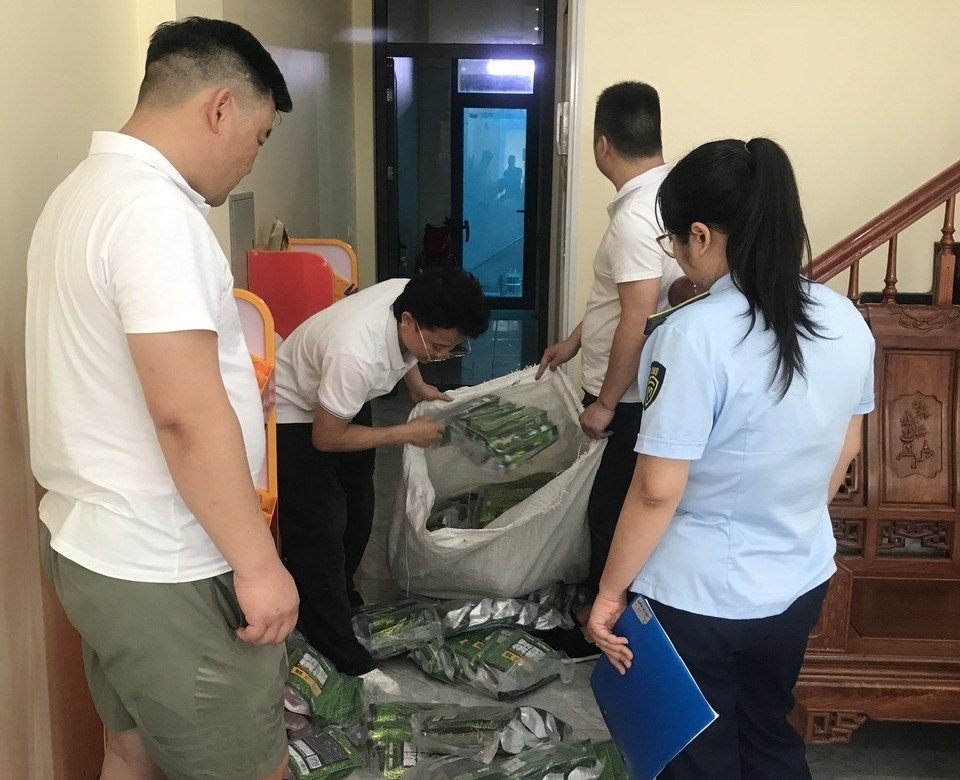 Bắc Ninh: Phát hiện, tạm giữ 1.550 gói kẹo cau nhập lậu