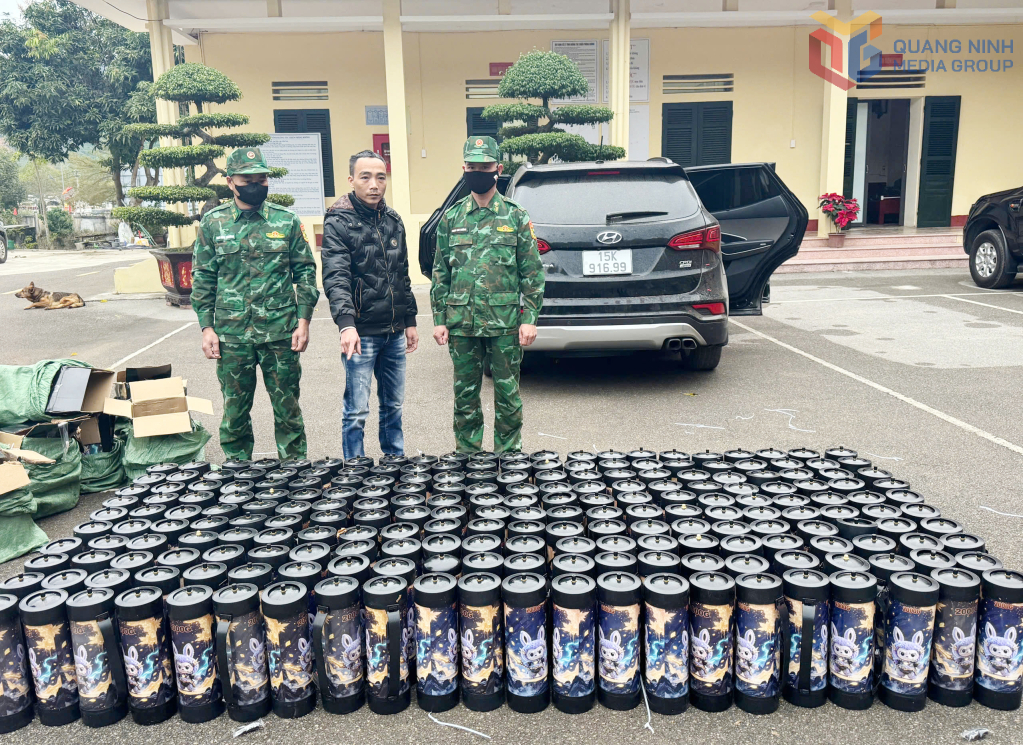 Đồn Bi&ecirc;n ph&ograve;ng Cửa khẩu Ho&agrave;nh M&ocirc; bắt giữ vụ vận chuyển tr&aacute;i ph&eacute;p 224 b&igrave;nh kh&iacute; cười