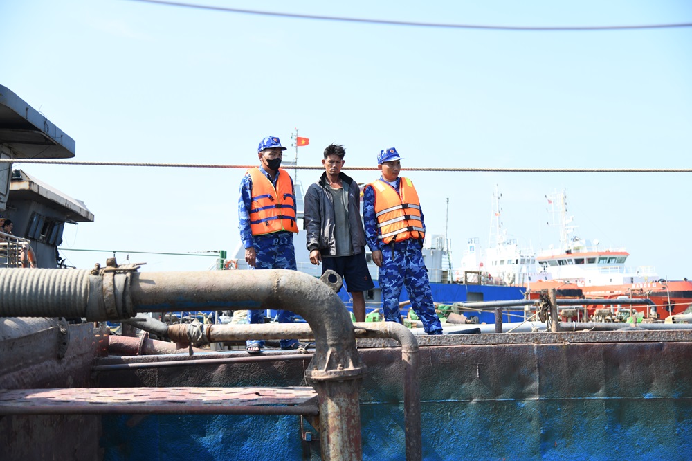 lực lượng chức năng kiểm tra h&agrave;ng ho&aacute; tr&ecirc;n t&agrave;u