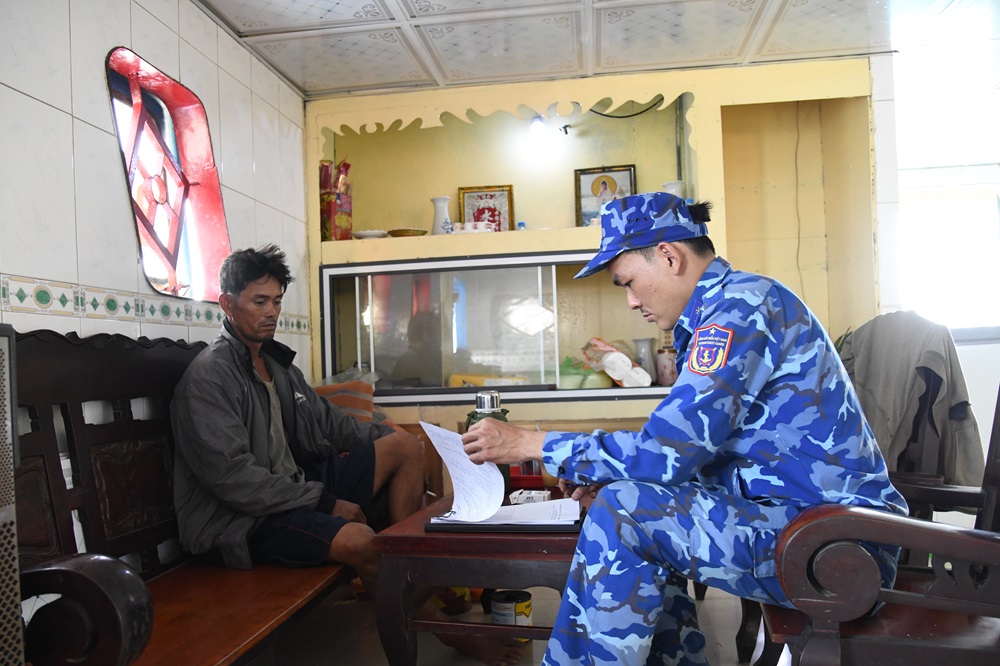 C&aacute;n bộ chiến sĩ V&ugrave;ng Cảnh s&aacute;t biển 3 l&agrave;m việc với thuyền trưởng