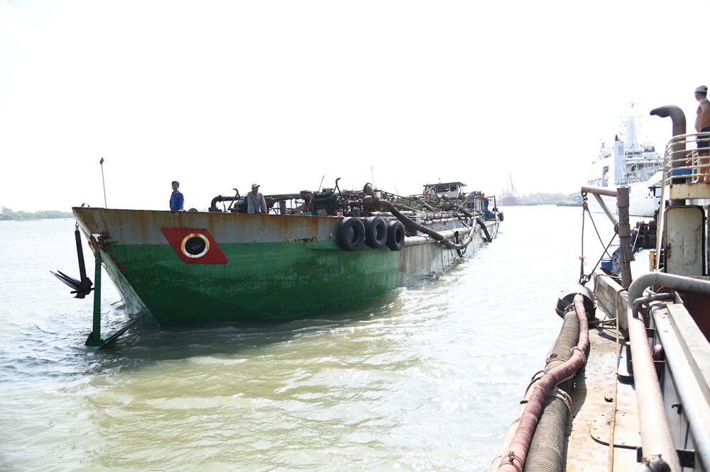 Lực lượng chức năng dẫn giải phương tiện về Cảng Hải đội 301