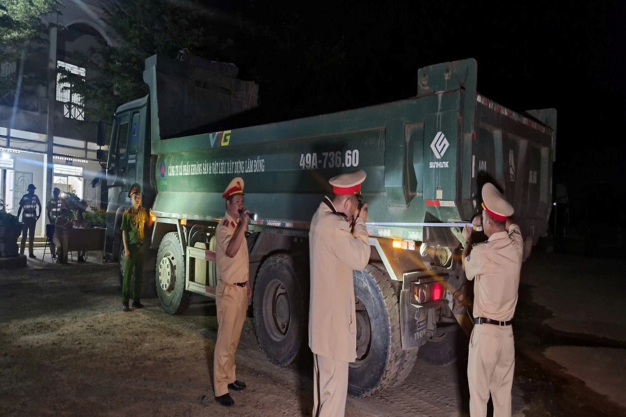 Lực lượng CSGT kiểm tra k&iacute;ch thước th&agrave;nh th&ugrave;ng xe tải