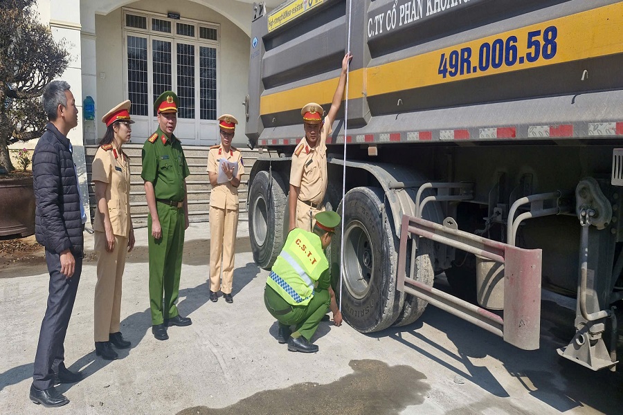 Lực lượng CSGT kiểm tra k&iacute;ch thước xe tải