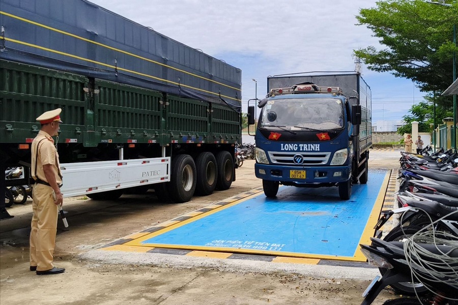 Lực lượng CSGT tiến h&agrave;nh c&acirc;n tải trọng xe tải