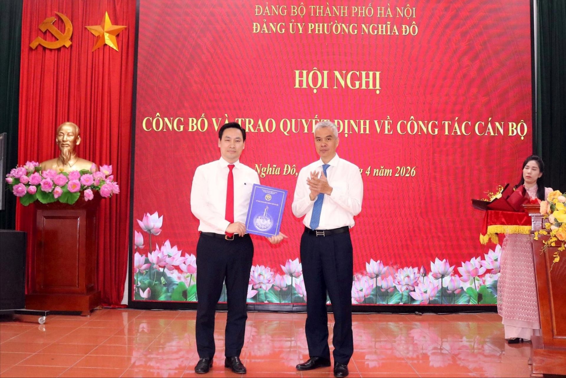 B&iacute; thư Đảng ủy phường Nghĩa Đ&ocirc; Nguyễn Hồng Sơn trao quyết định ph&ecirc; chuẩn kết quả bầu chức vụ Ph&oacute; Chủ tịch UBND phường cho &ocirc;ng L&ecirc; Mạnh Tiến. Ảnh: MT