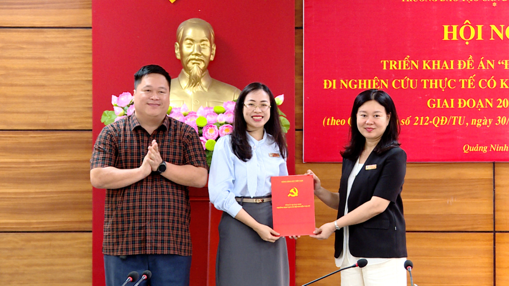 L&atilde;nh đạo nh&agrave; trường trao quyết định cho c&aacute;n bộ, giảng vi&ecirc;n đi nghi&ecirc;n cứu thực tế tại địa phương