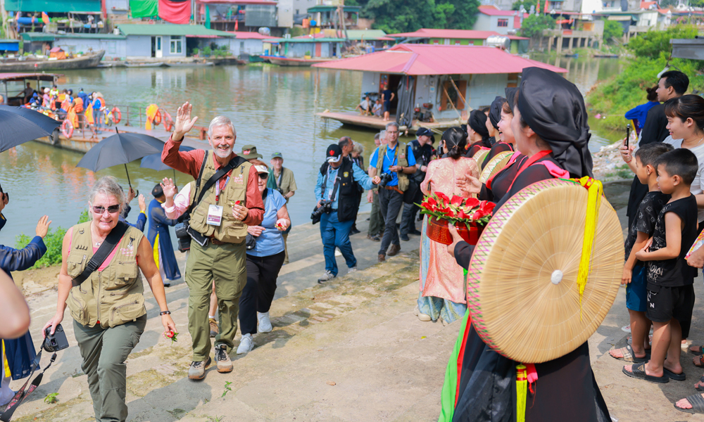 C&aacute;c nhiếp ảnh gia quốc tế đến l&agrave;ng cổ Thổ H&agrave;.