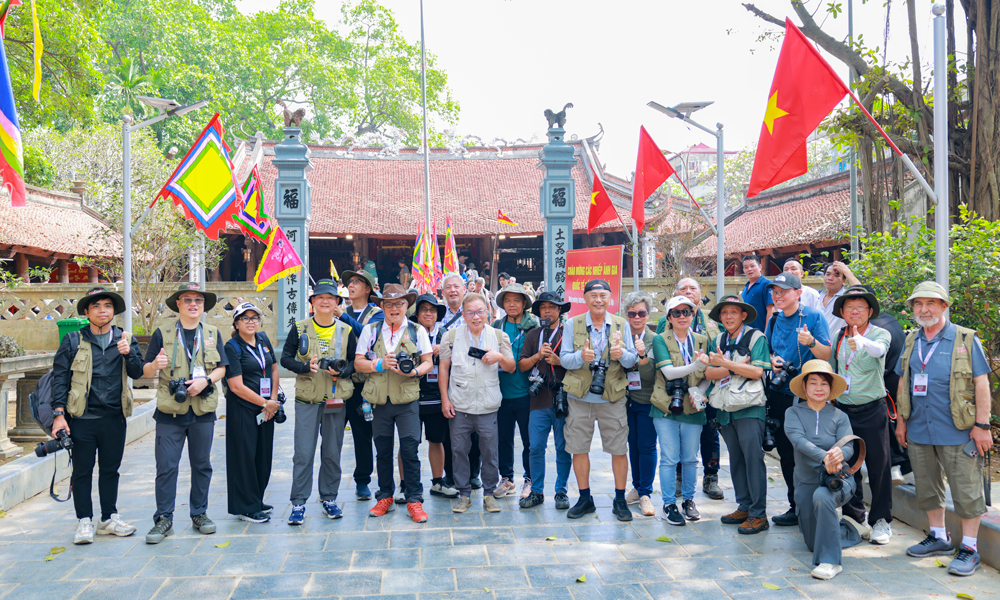 Đo&agrave;n nghệ sĩ nhiếp ảnh quốc tế tại kh&ocirc;ng gian di t&iacute;ch đ&igrave;nh l&agrave;ng Thổ H&agrave;.