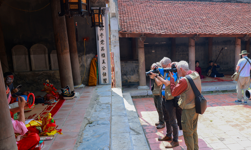 Nhiếp ảnh gia ghi lại h&igrave;nh ảnh c&aacute;c nghệ sĩ tuồng h&oacute;a trang.