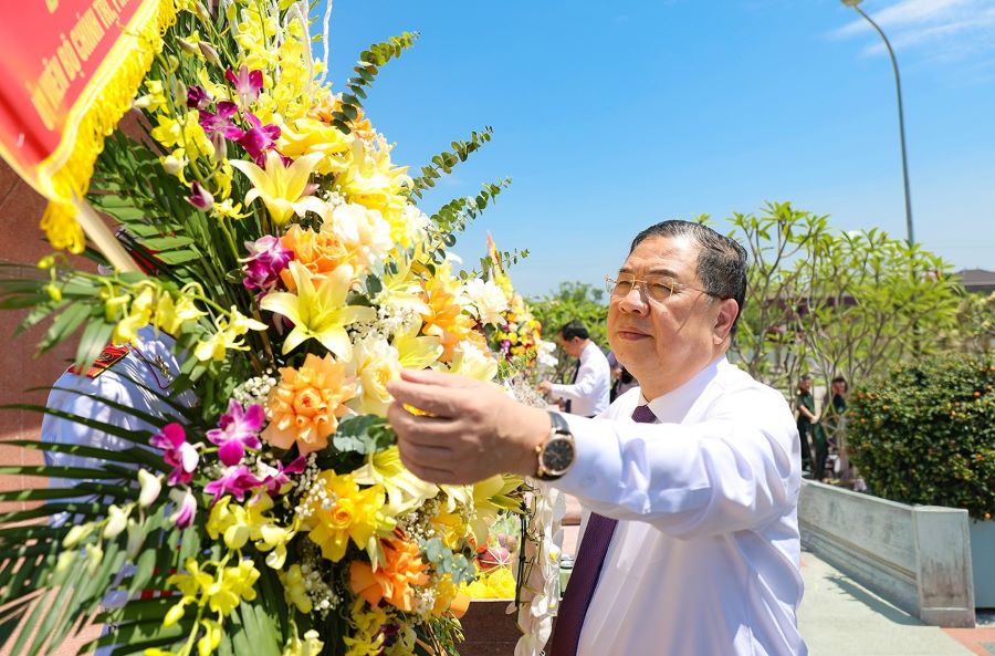 Ph&oacute; Thủ tướng Thường trực Ch&iacute;nh phủ Phạm Gia T&uacute;c d&acirc;ng hoa l&ecirc;n đ&agrave;i tưởng niệm Nghĩa trang liệt sĩ N&uacute;i N&agrave;i