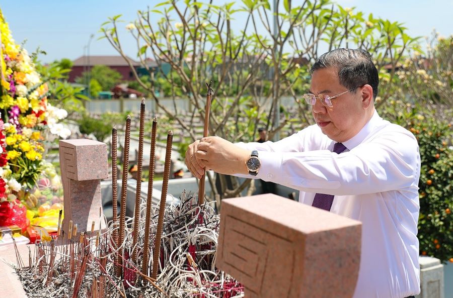 Phó Thủ tướng Thường trực Phạm Gia Túc dâng hương tri ân các anh hùng liệt sĩ tại Hà Tĩnh