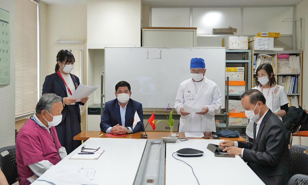 &Ocirc;ng Matsumoto Akihide, Chủ tịch Tập đo&agrave;n Y tế Seishokai (&aacute;o trắng) giới thiệu định hướng x&acirc;y dựng hệ thống chăm s&oacute;c to&agrave;n diện cho người cao tuổi.