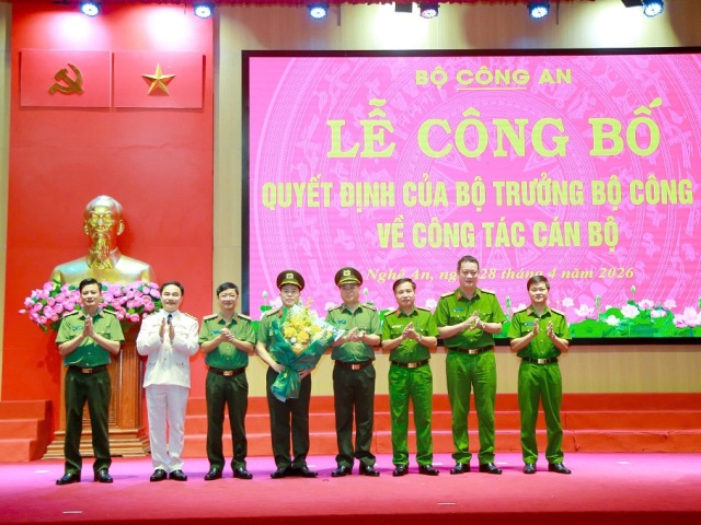 Ban Thường vụ Đảng ủy, L&atilde;nh đạo C&ocirc;ng an tỉnh Nghệ An tặng hoa ch&uacute;c mừng Đại t&aacute; Trần Hồng Quang.