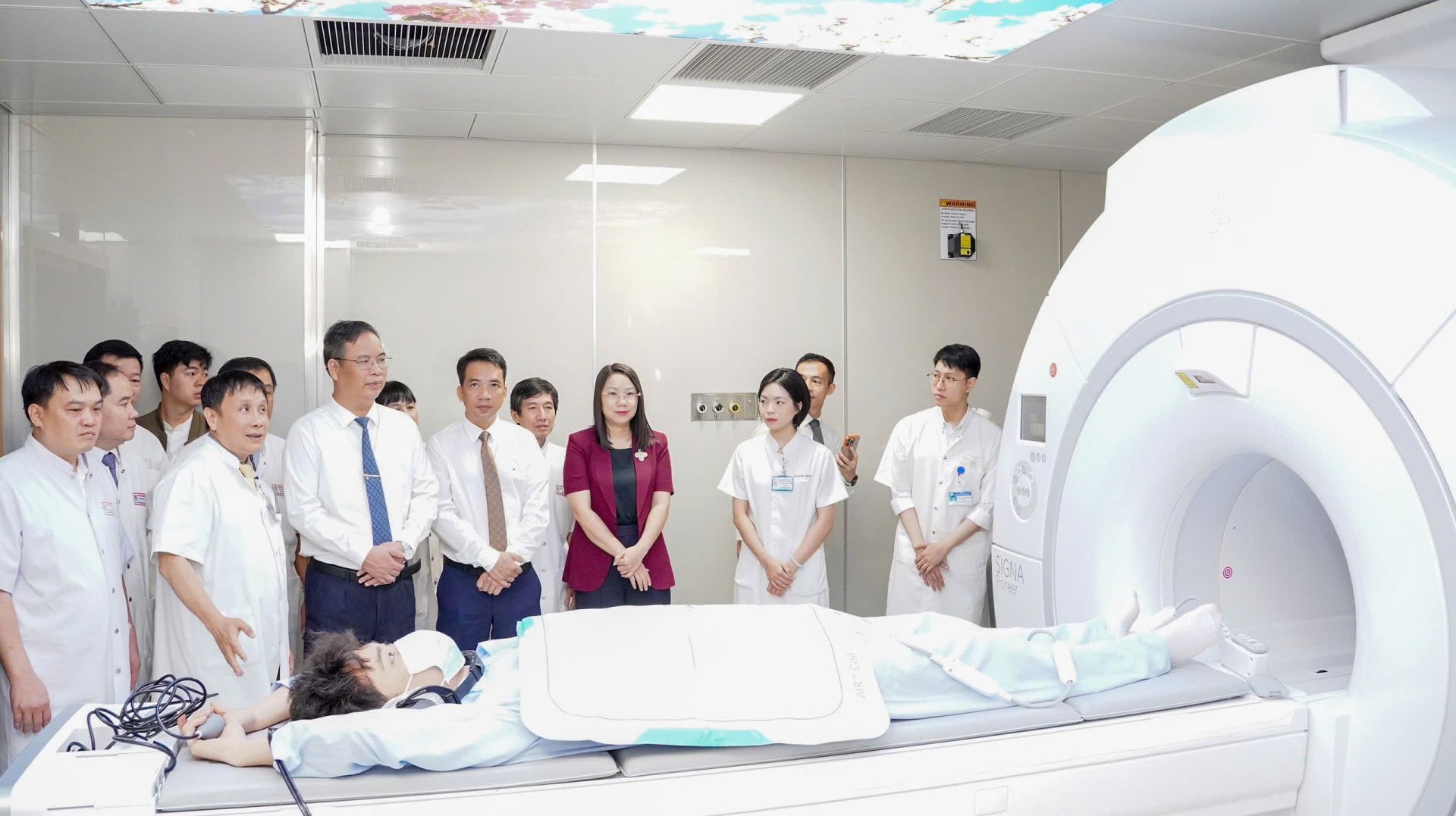 Tham quan m&aacute;y cộng hưởng từ