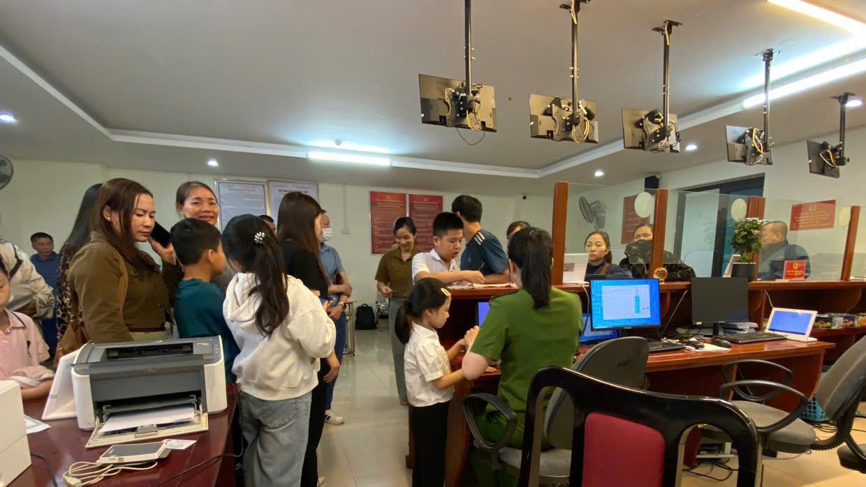 C&aacute;n bộ, chiến sĩ C&ocirc;ng an to&agrave;n tỉnh l&agrave;m việc xuy&ecirc;n lễ, tận t&igrave;nh hướng dẫn người d&acirc;n, học sinh thực hiện thủ tục cấp căn cước v&agrave; định danh điện tử.