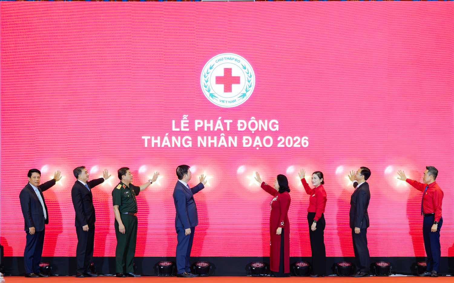 C&aacute;c đại biểu bấm n&uacute;t ph&aacute;t động Th&aacute;ng Nh&acirc;n đạo 2026