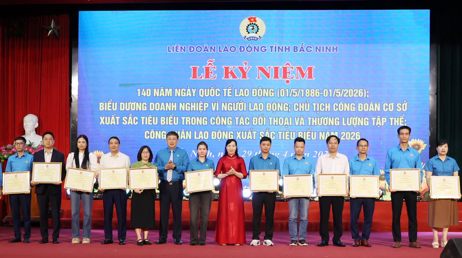 Chủ tịch Ủy ban MTTQ tỉnh Nguyễn Thị H&agrave; v&agrave; Chủ tịch LĐLĐ tỉnh Thạch Văn Chung trao Bằng khen của Tổng LĐLĐ Việt Nam cho c&aacute;c tập thể c&oacute; th&agrave;nh t&iacute;ch ti&ecirc;u biểu trong năm 2025