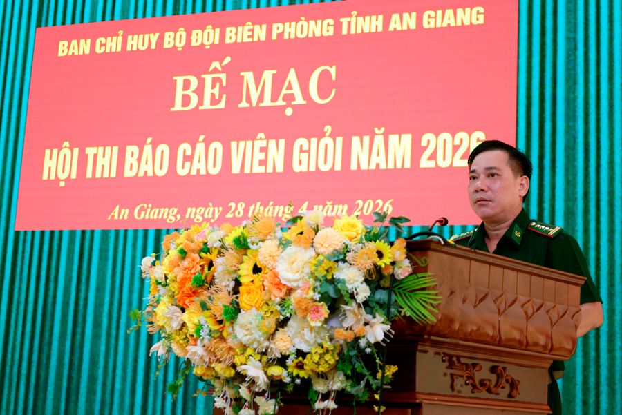 Đại t&aacute; Nguyễn Văn Hiệp, Ph&oacute; Ch&iacute;nh ủy Bộ Chỉ huy Qu&acirc;n sự tỉnh, Ch&iacute;nh ủy Ban Chỉ huy Bộ đội Bi&ecirc;n ph&ograve;ng tỉnh An Giang ph&aacute;t biểu bế mạc hội thi.