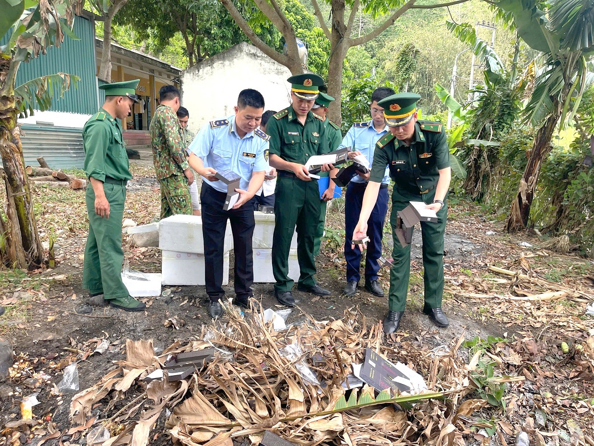 Lai Châu: Tiêu hủy 700 bao thuốc lá nhập lậu thu giữ tại khu vực biên giới Phong Thổ