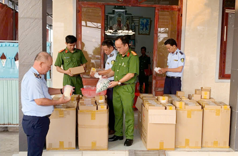 Lực lượng chức năng kiểm tra cơ sở kinh doanh