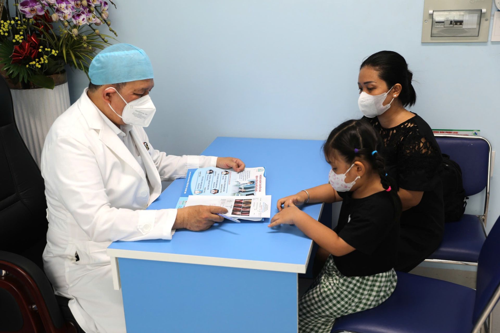 PGS.TS.BSCKII L&ecirc; Trần Quang Minh, Gi&aacute;m đốc Bệnh viện Tai Mũi Họng TP. HCM thăm kh&aacute;m cho bệnh nh&acirc;n tại cơ sở mới