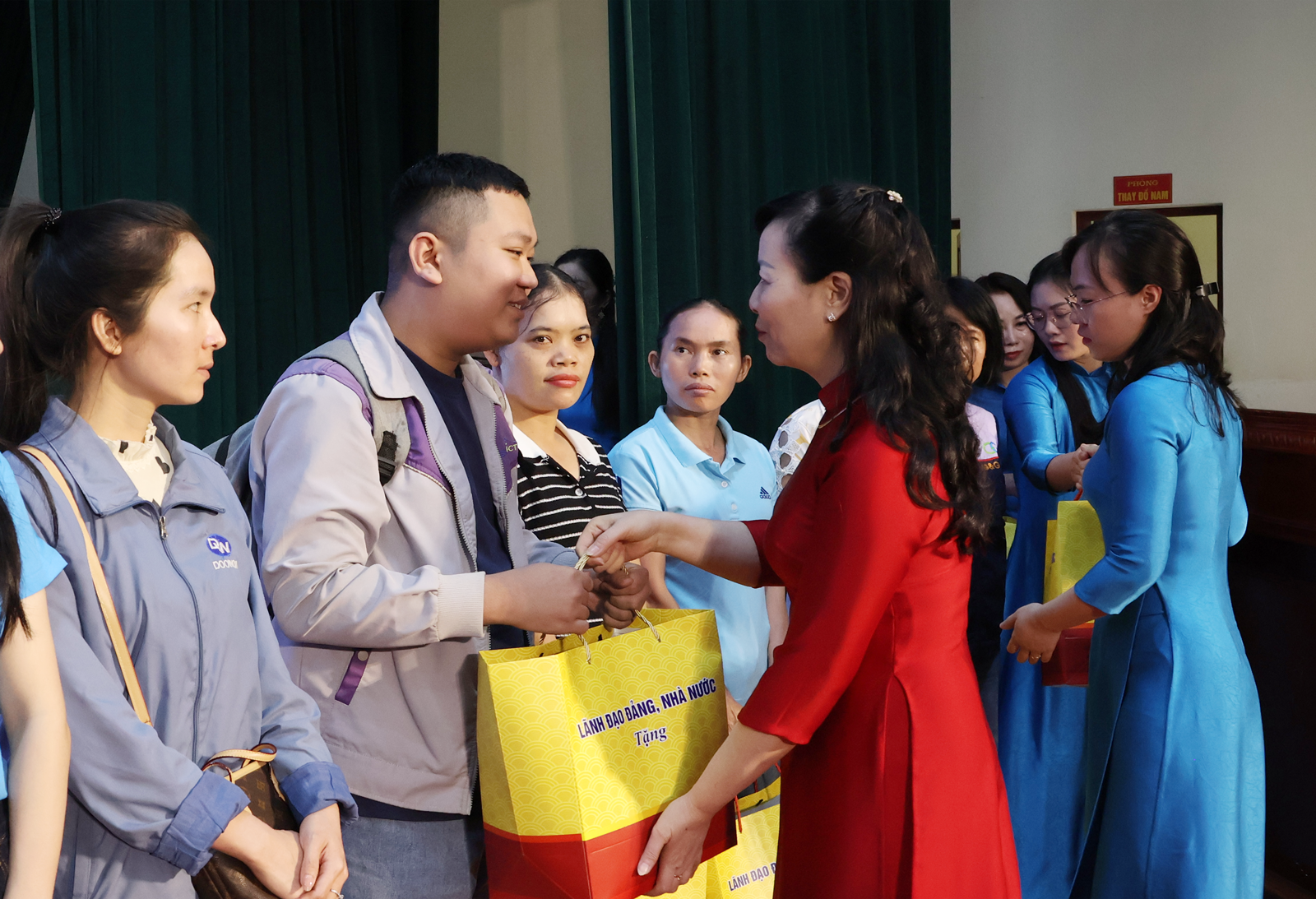 Chủ tịch Ủy ban MTTQ tỉnh Nguyễn Thị H&agrave; trao qu&agrave; của l&atilde;nh đạo Đảng, Nh&agrave; nước cho c&ocirc;ng nh&acirc;n lao động c&oacute; ho&agrave;n cảnh kh&oacute; khăn.