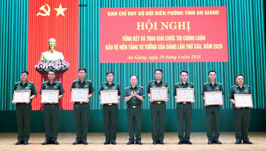 Đại t&aacute; Trần Ngọc Ch&acirc;u, Ph&oacute; Chỉ huy trưởng, Tham mưu trưởng Ban Chỉ huy Bộ đội Bi&ecirc;n ph&ograve;ng tỉnh trao giải cho c&aacute;c t&aacute;c giả đạt giải trong Cuộc thi ch&iacute;nh luận bảo vệ nền tảng tư tưởng của Đảng lần thứ S&aacute;u, năm 2026 trong Bộ đội Bi&ecirc;n ph&ograve;ng tỉnh An Giang.