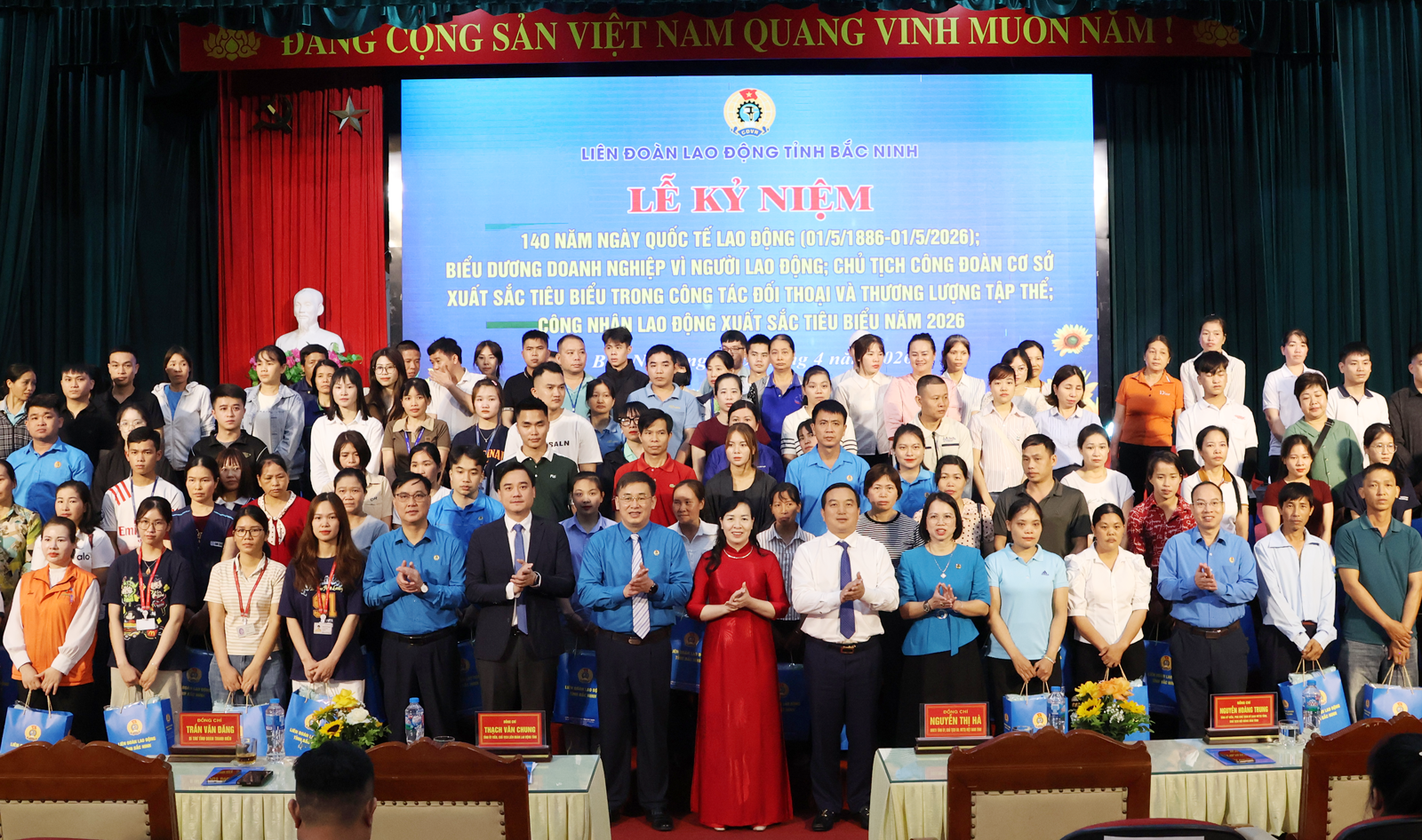 C&ocirc;ng nh&acirc;n lao động c&oacute; ho&agrave;n cảnh kh&oacute; khăn được nhận qu&agrave; của LĐLĐ tỉnh