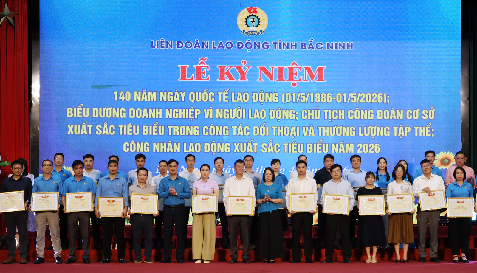 L&atilde;nh đạo LĐLĐ tỉnh trao Bằng khen biểu dương doanh nghiệp ti&ecirc;u biểu &ldquo;V&igrave; người lao động năm 2026&rdquo;