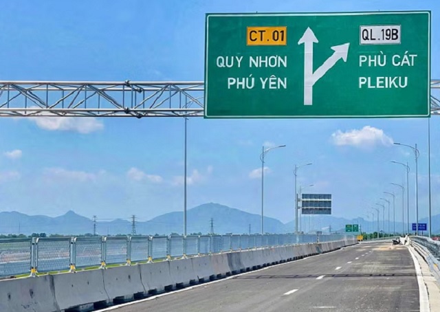 Cận cảnh bảng chỉ dẫn tuyến đường Quy Nhơn &ndash; Ph&uacute; Y&ecirc;n