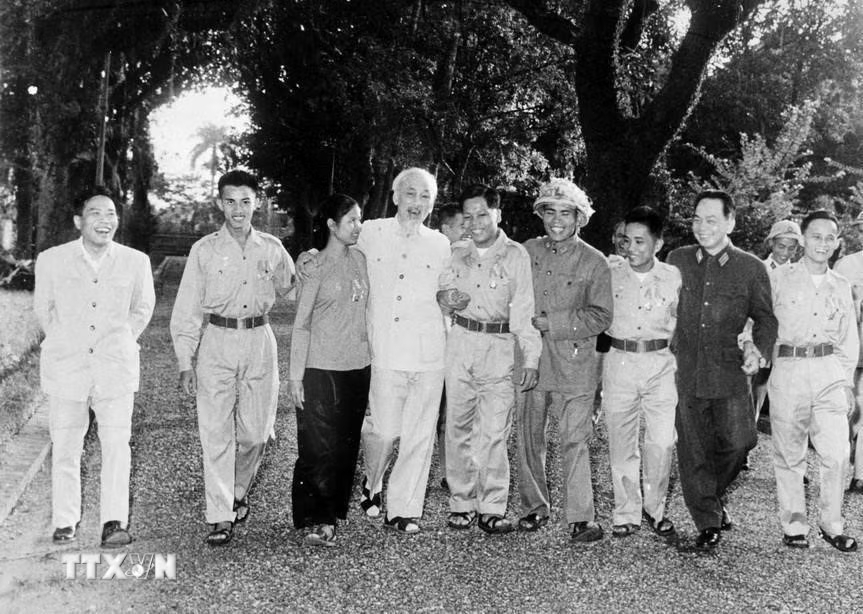 Chủ tịch Hồ Ch&iacute; Minh v&agrave; Đại tướng V&otilde; Nguy&ecirc;n Gi&aacute;p c&ugrave;ng Đo&agrave;n đại biểu Anh h&ugrave;ng, chiến sỹ thi đua c&aacute;c lực lượng vũ trang nh&acirc;n d&acirc;n giải ph&oacute;ng miền Nam ra thăm miền Bắc (H&agrave; Nội, 15/11/1965). (Ảnh: TTTXVN)