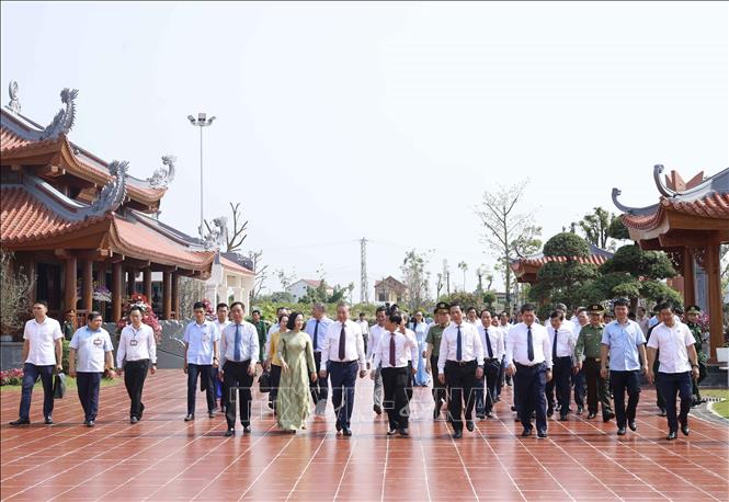 Tổng B&iacute; thư, Chủ tịch nước T&ocirc; L&acirc;m c&ugrave;ng c&aacute;c đại biểu tại Khu di t&iacute;ch Quốc gia đặc biệt Bến ph&agrave; Gianh, tỉnh Quảng Trị. Ảnh: Thống Nhất/TTXVN